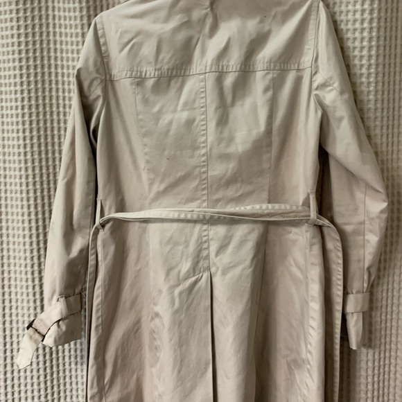 Classic Trench coat.  Great details - Picture 4 of 8